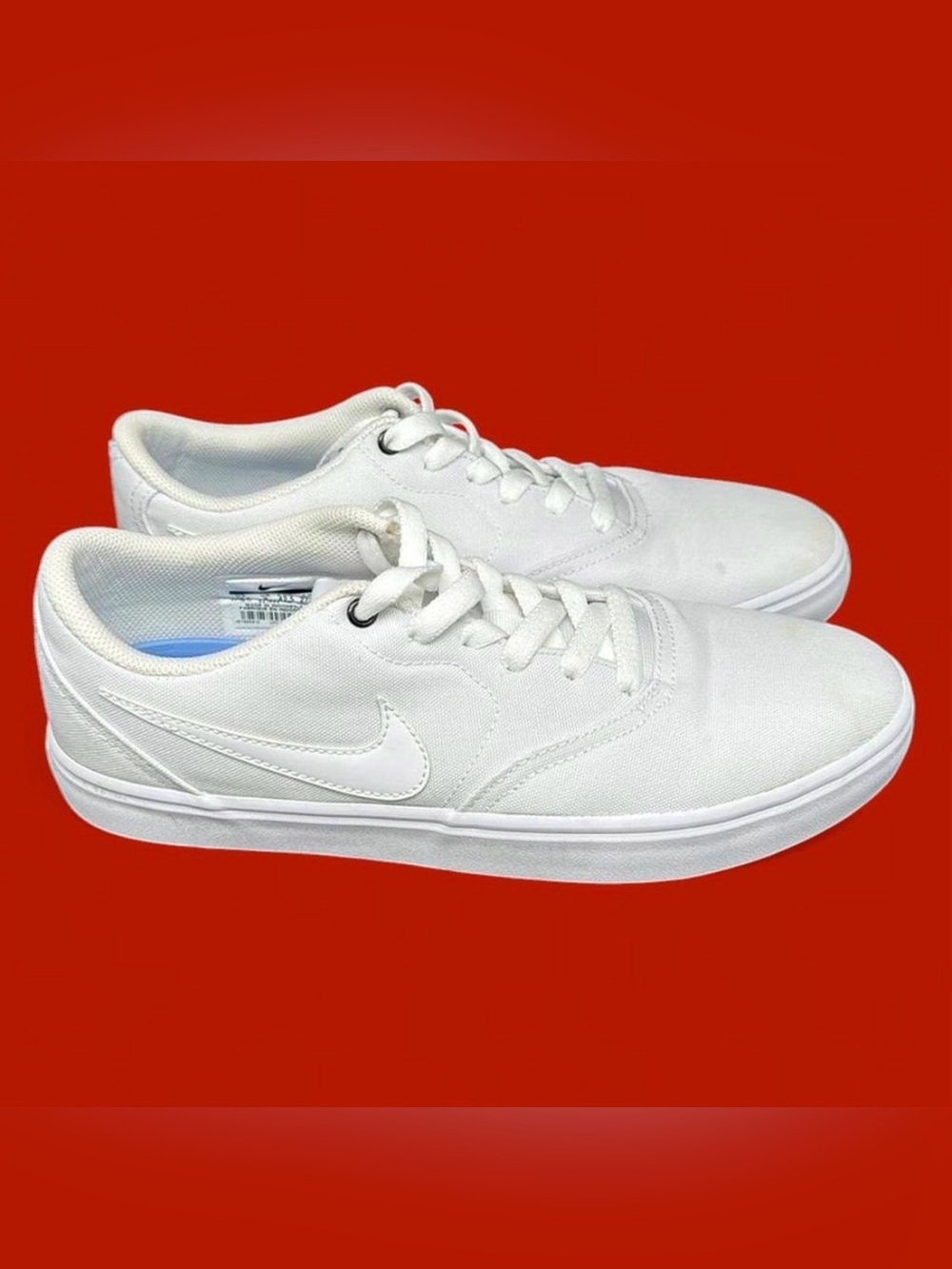 Nike SB Charge Canvas White Sneakers!! This shoes can feet size 9 or 9.5